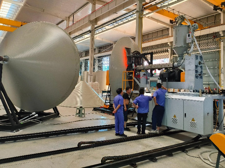 4. Plastic tank cover spiral winding machines